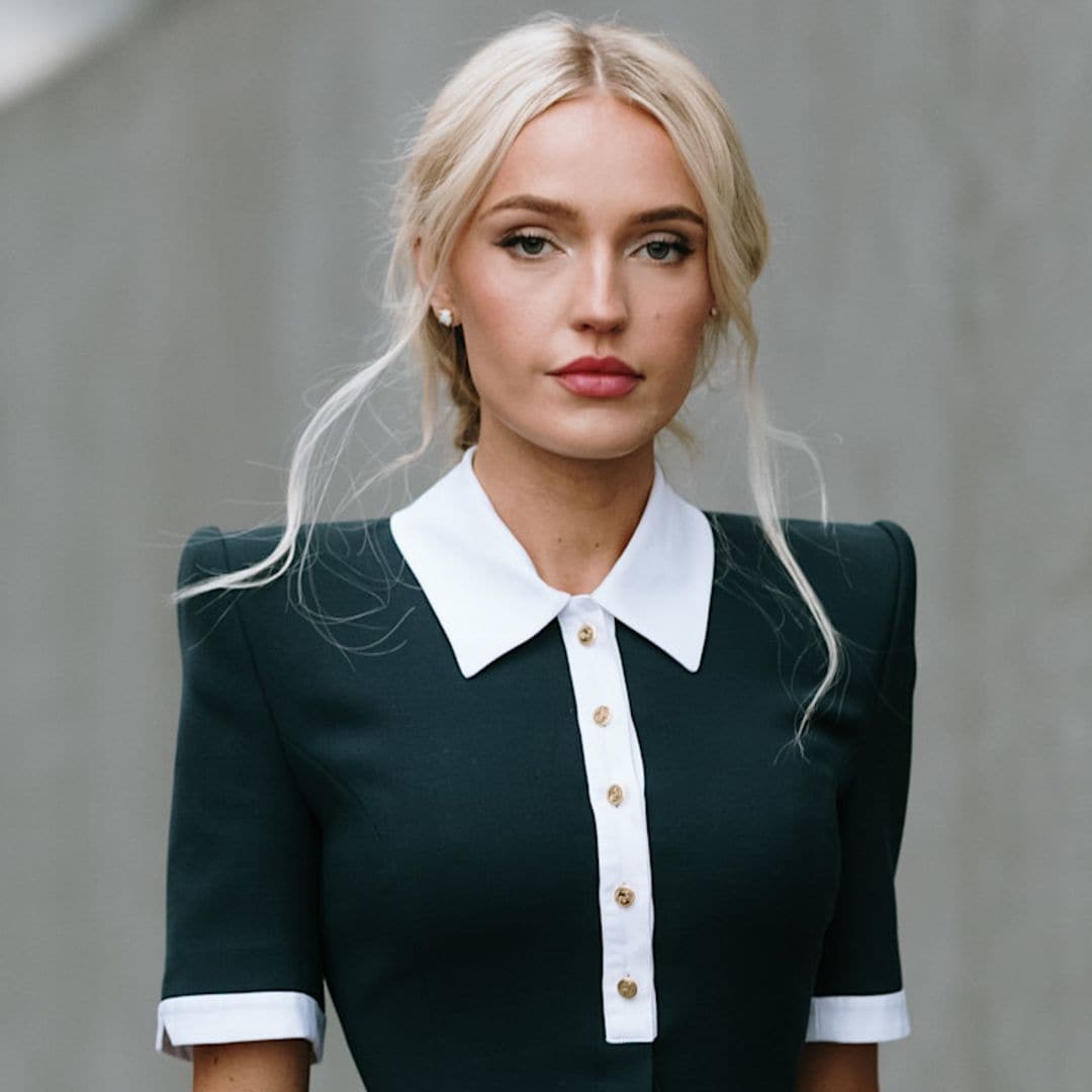 Invitada semana de la moda con pelo rubio, recogido elegante y vestido marinero