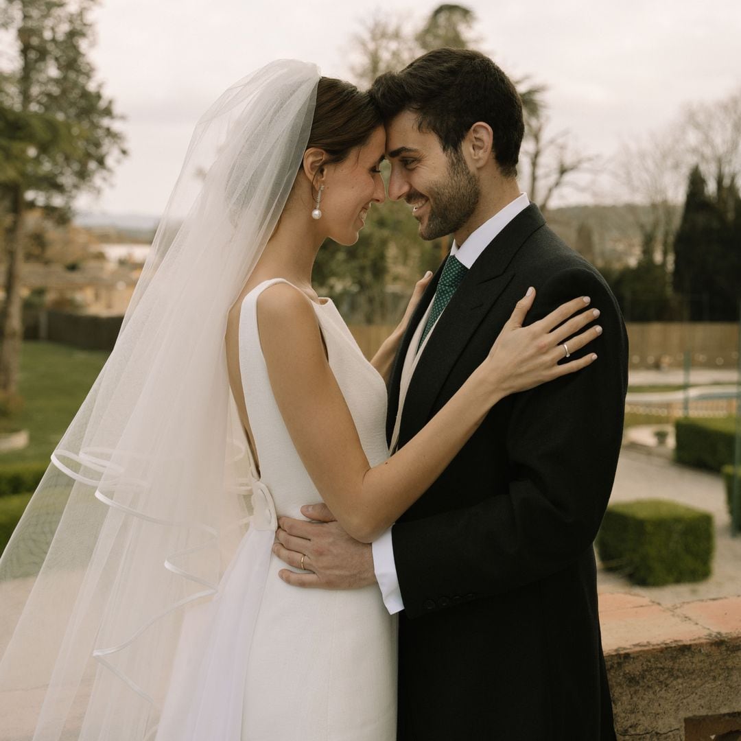 Un vestido de novia desmontable y un ramo con historia: la boda de Nuria en la Costa Brava