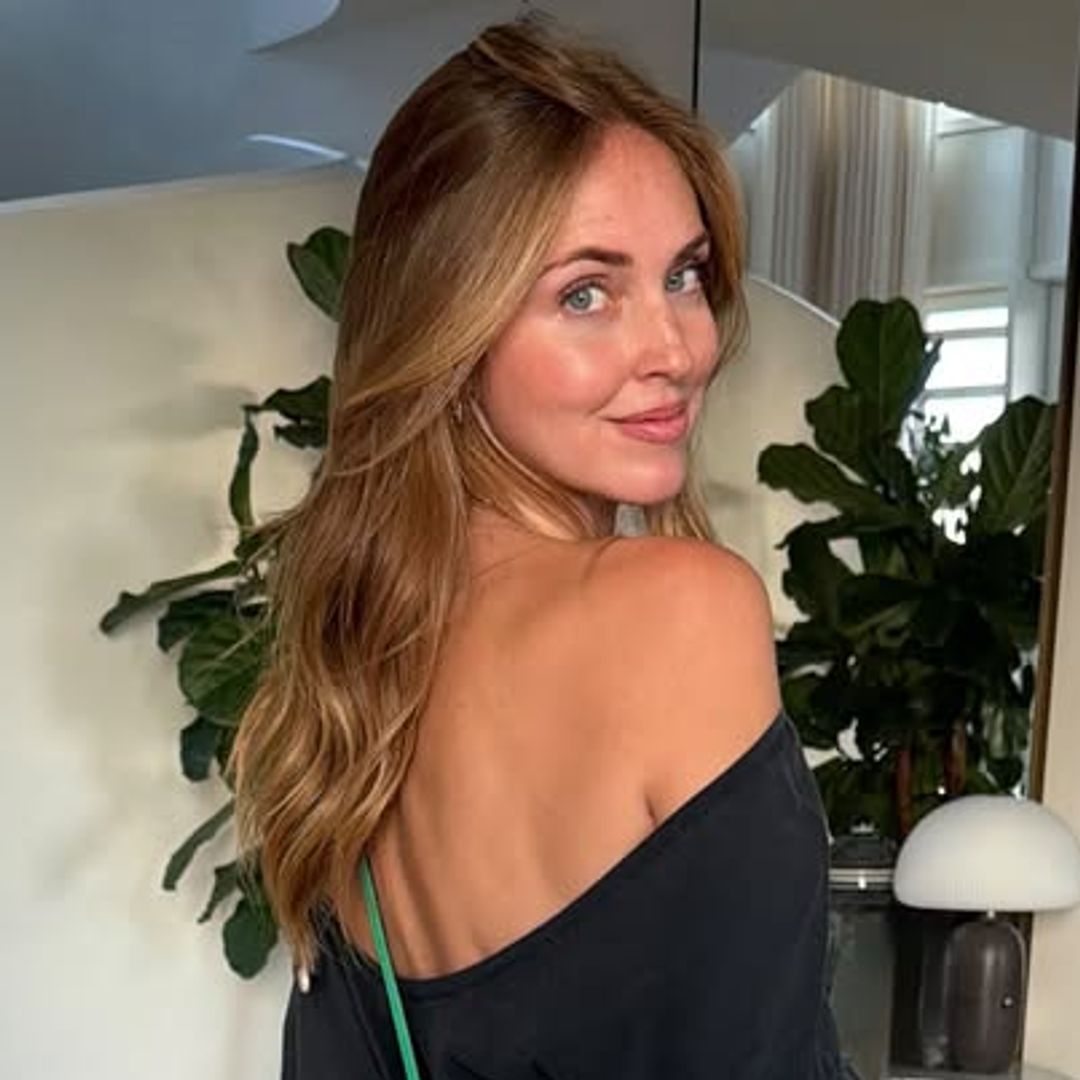 Chiara Ferragni con minivestido negro y mini Kelly verde