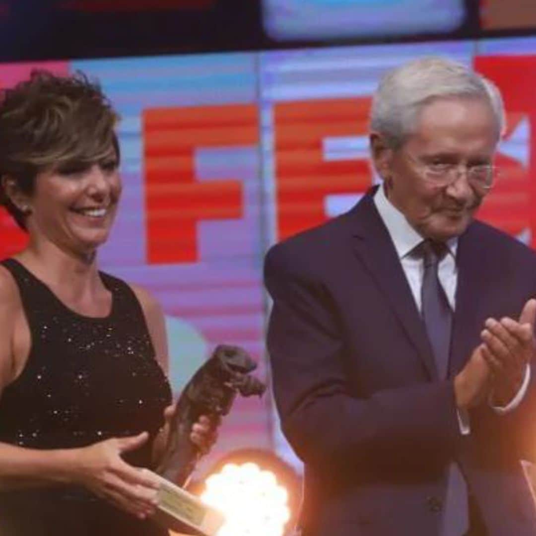 La emoción de Sonsoles Ónega al recibir un prestigioso galardón de manos de su padre Fernando