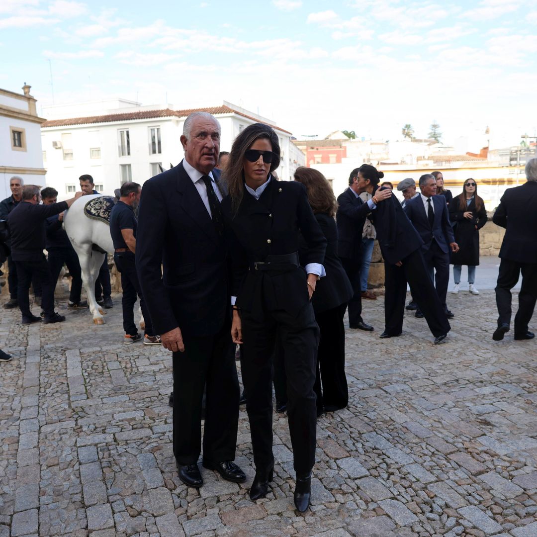 Inés Domecq acompañada de su padre, Huberto Domecq Ybarra, de luto a las puertas del templo