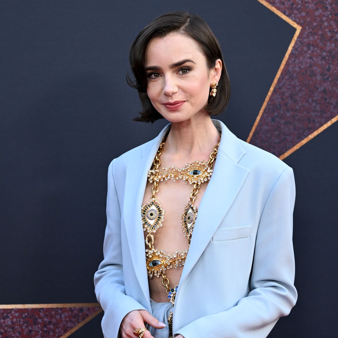 ¿Adiós a 'Emily in Paris'? Lily Collins estrena su nueva película con un atrevido conjunto... ¡y cambio de look radical!