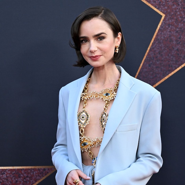 Lily Collins con pelo corto y conjunto de Schiaparelli en la premier de MAXXXINE