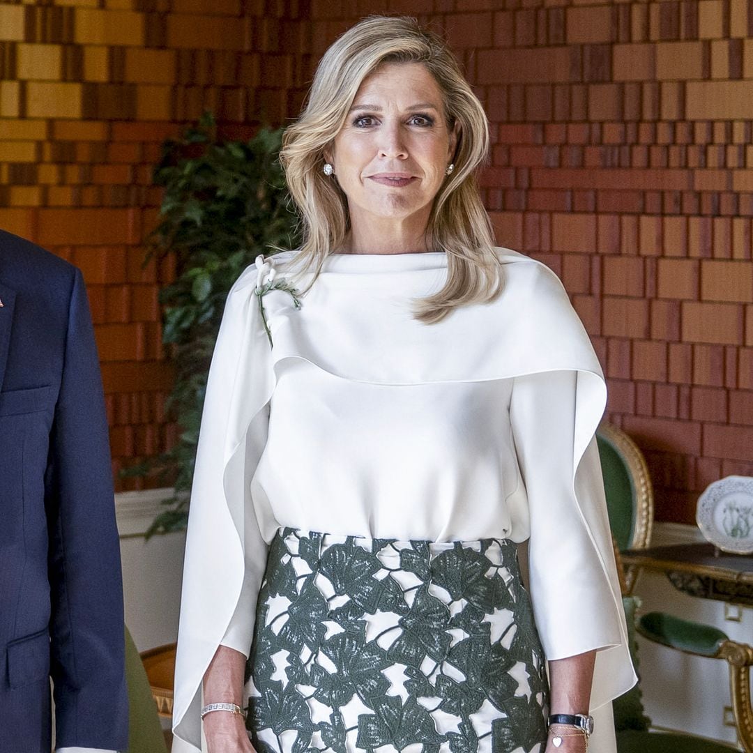 El look de Máxima de Holanda en su cita con Donald Trump: blusa con capa y una rompedora joya española