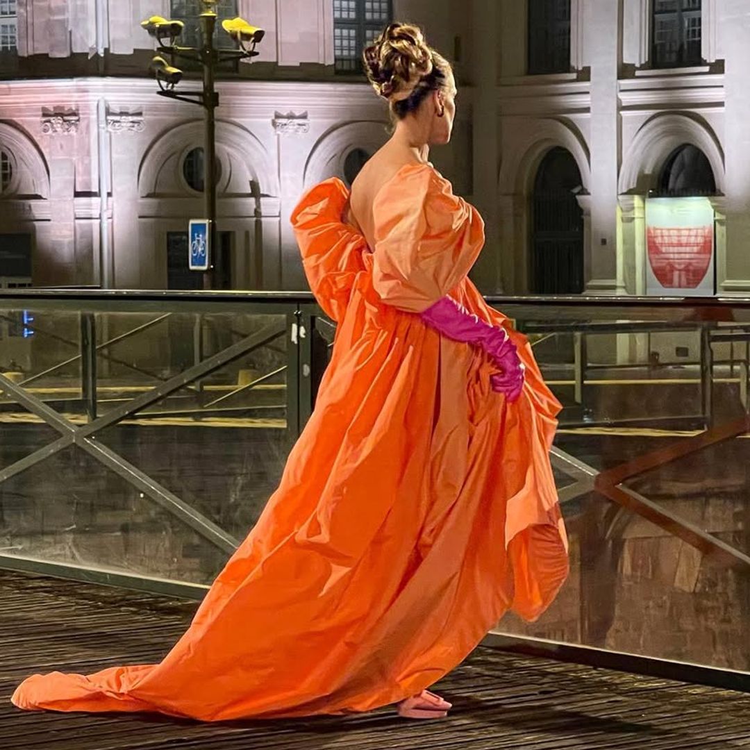 Sarah Jessica Parker con el icónico vestido naranja abullonado