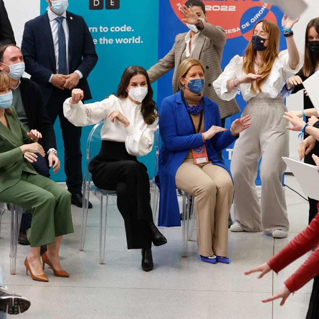 La reina Letizia baila una coreografía con un grupo de estudiantes