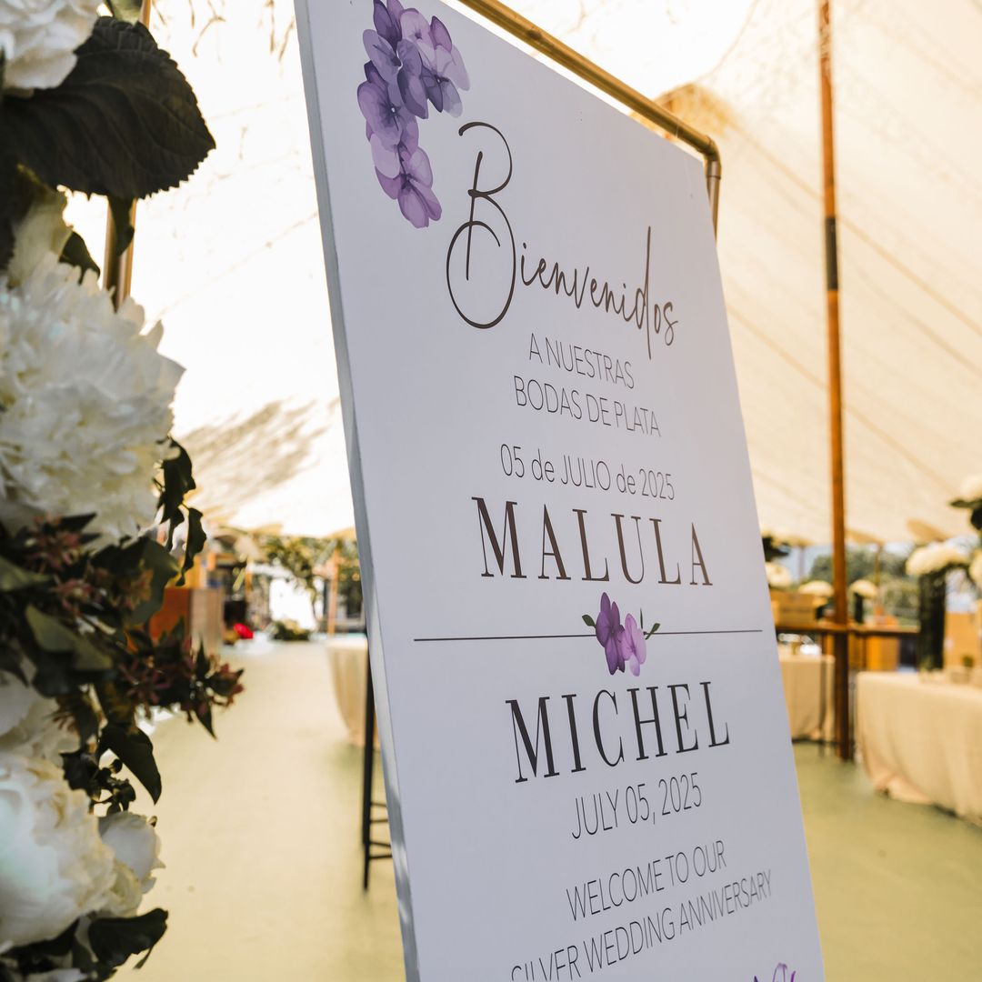 Detalle del cartel que daba la bienvenida a sus bodas de plata