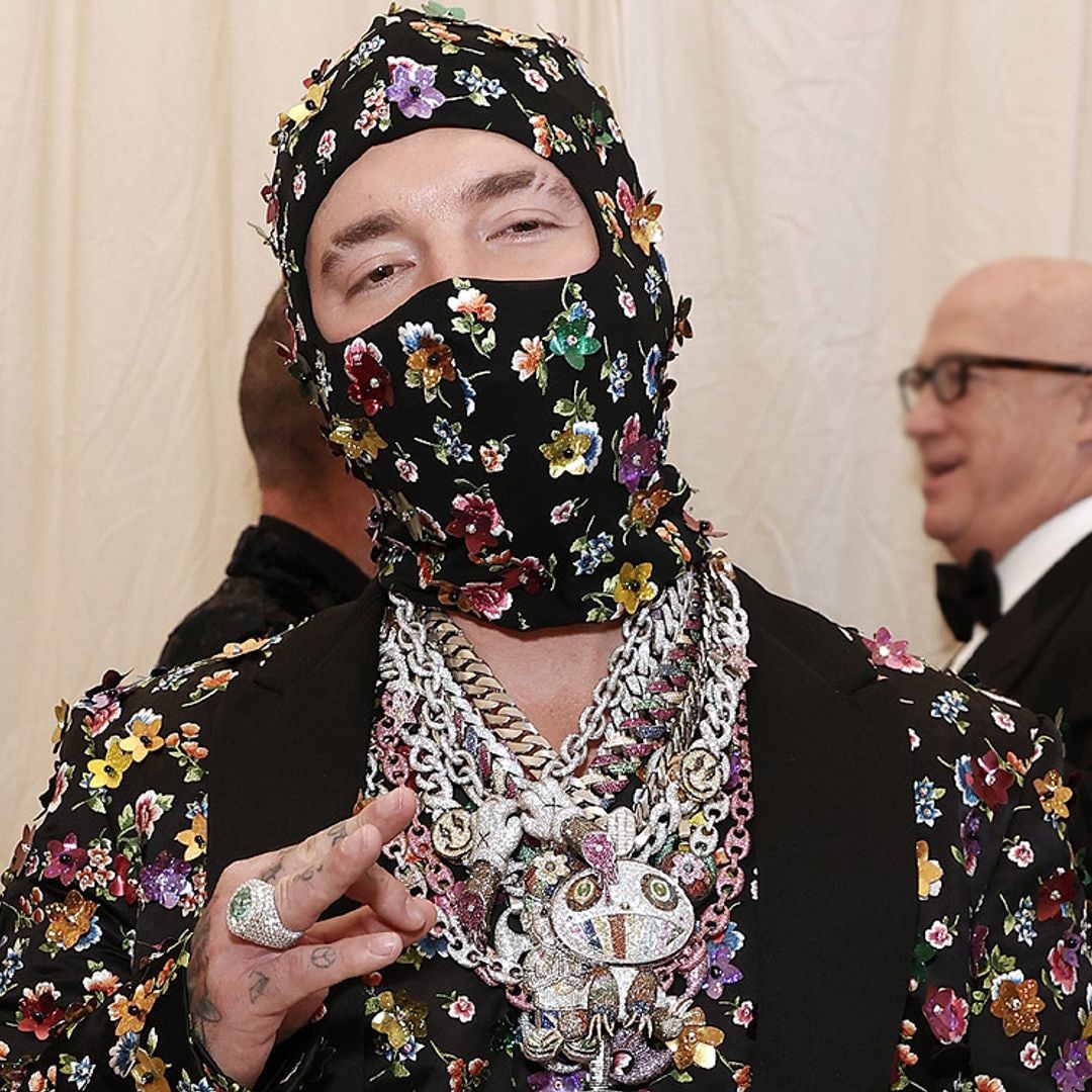 J Balvin enseña las heridas en la piel que le provocaron las cadenas que lució en el MET
