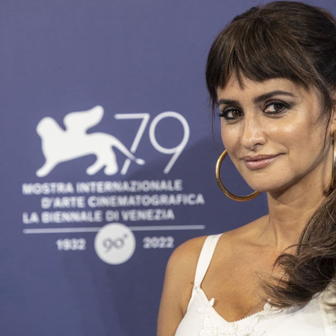 El look más 'italiano' de Penélope Cruz: coleta con flequillo, vestido 'boho' y pendientes de aro