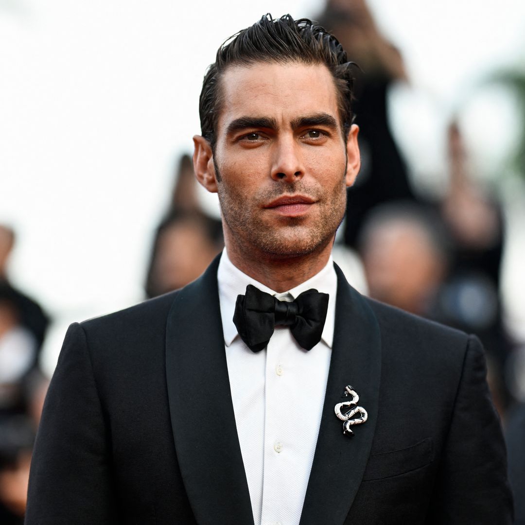 EXCLUSIVA. Las primeras y más tiernas imágenes de Jon Kortajarena ejerciendo de padre por las calles de Bilbao