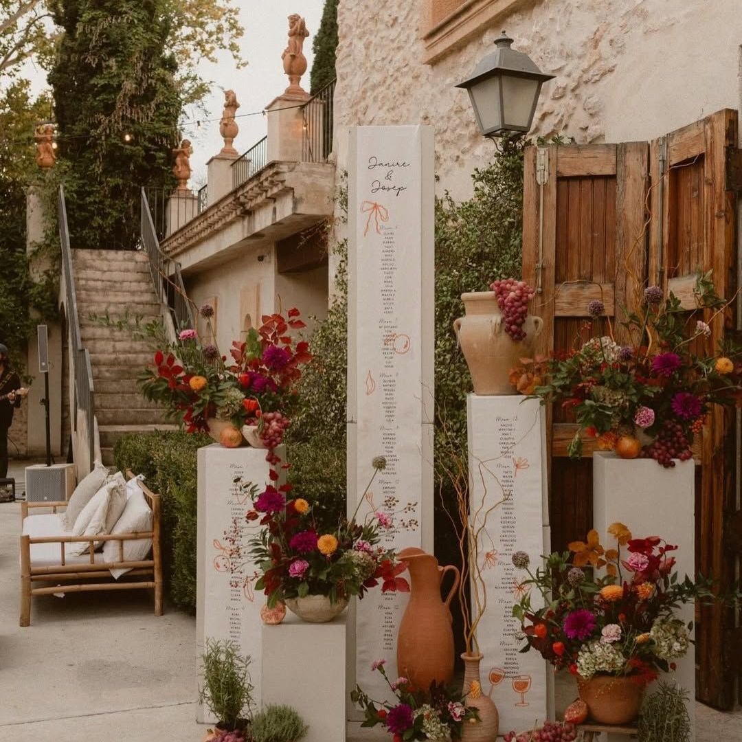 Seating plans en columnas, la tendencia más fotogénica se cuela en las bodas de primavera y verano