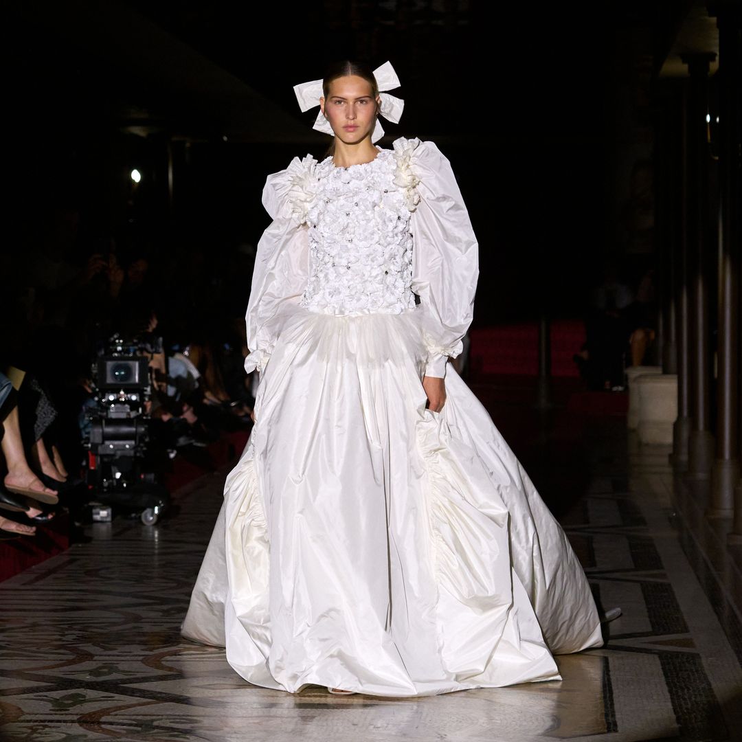 Chanel se enfrenta a tiempos de cambio: voluminosas capas y maximalismo