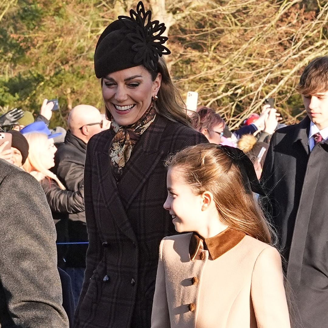 Kate Middleton y la princesa Charlotte, madre e hija coordinadas en marrón chocolate para la misa de Navidad en Sandringham