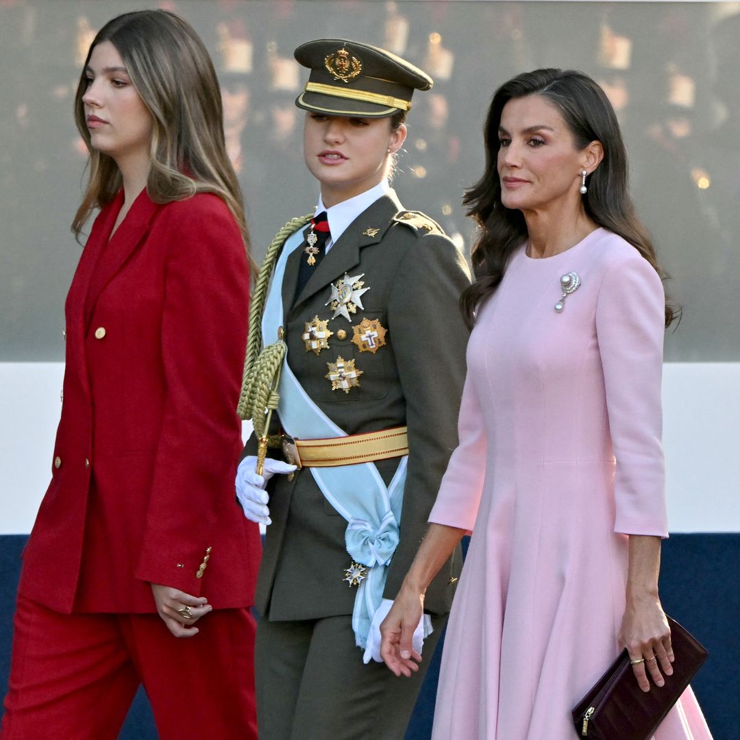 La reina Letizia deslumbra en el Día de la Hispanidad con un vestido rosa pastel y un broche de perlas con historia