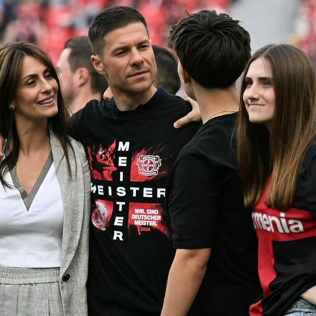 Así es la familia numerosa de Xabi Alonso que asiste a su debut: su hijo adolescente y las mujeres de su vida