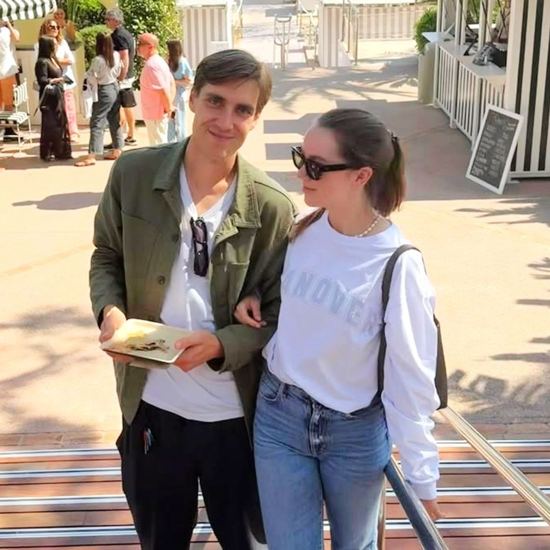 Alexandra de Hannover reaparece natural junto a su novio con el look más casual: vaqueros, perlas y una sudadera con su apellido