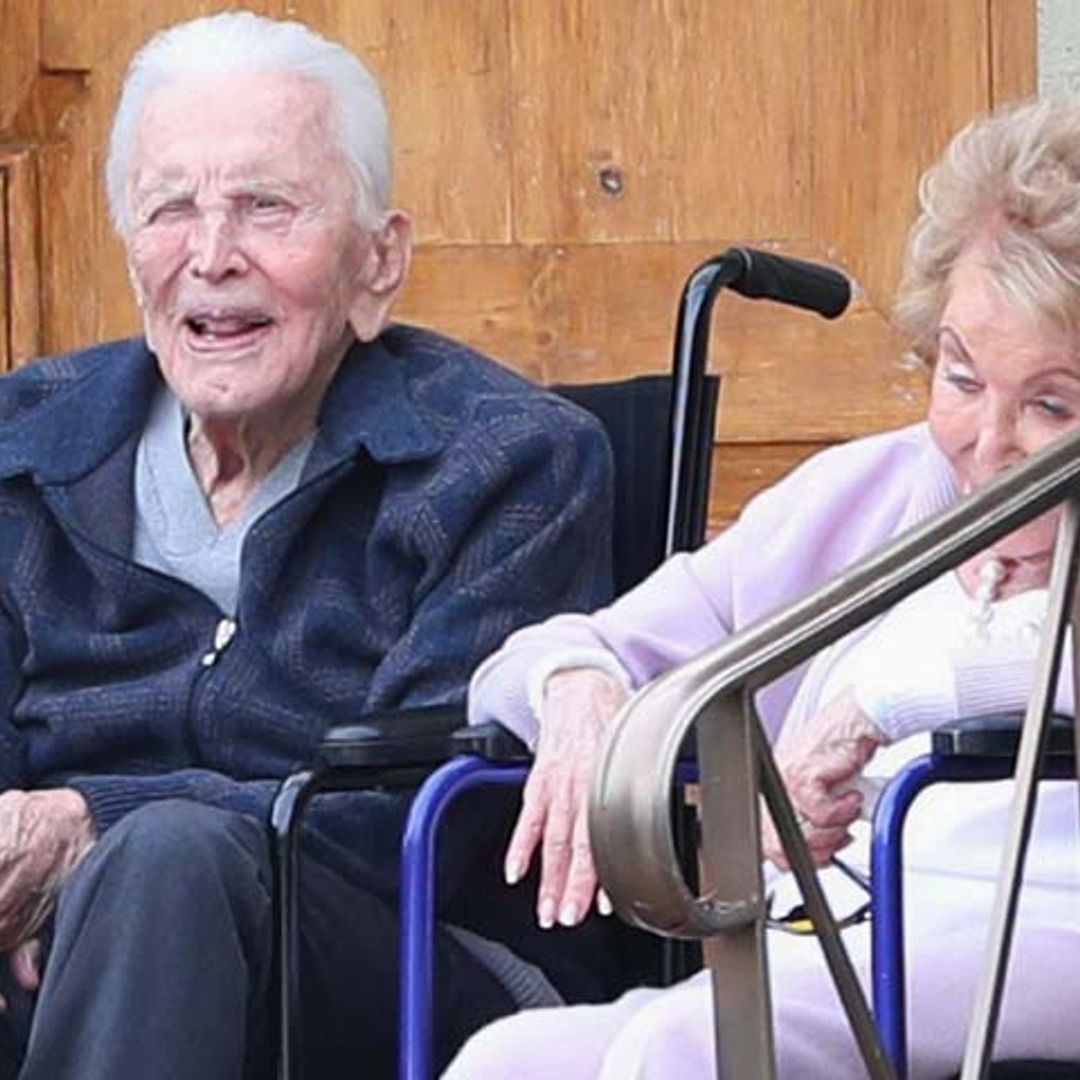 Las entrañables imágenes de Kirk Douglas con motivo de su 102 cumpleaños