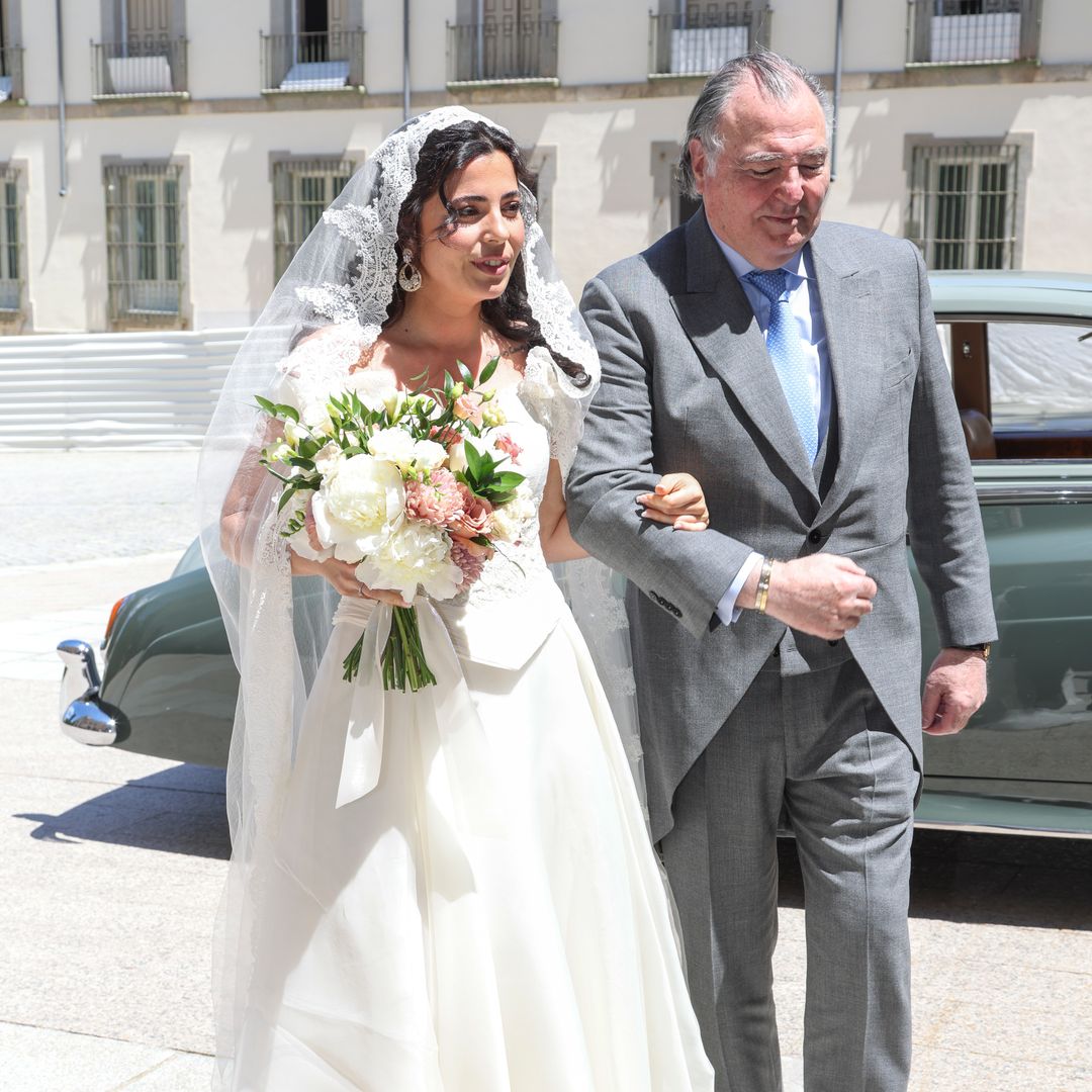 Los detalles del vestido de novia Marta García Obregón, sobrina de Ana y de Carlos Sainz, con corsé bordado, pendientes largos y mantilla