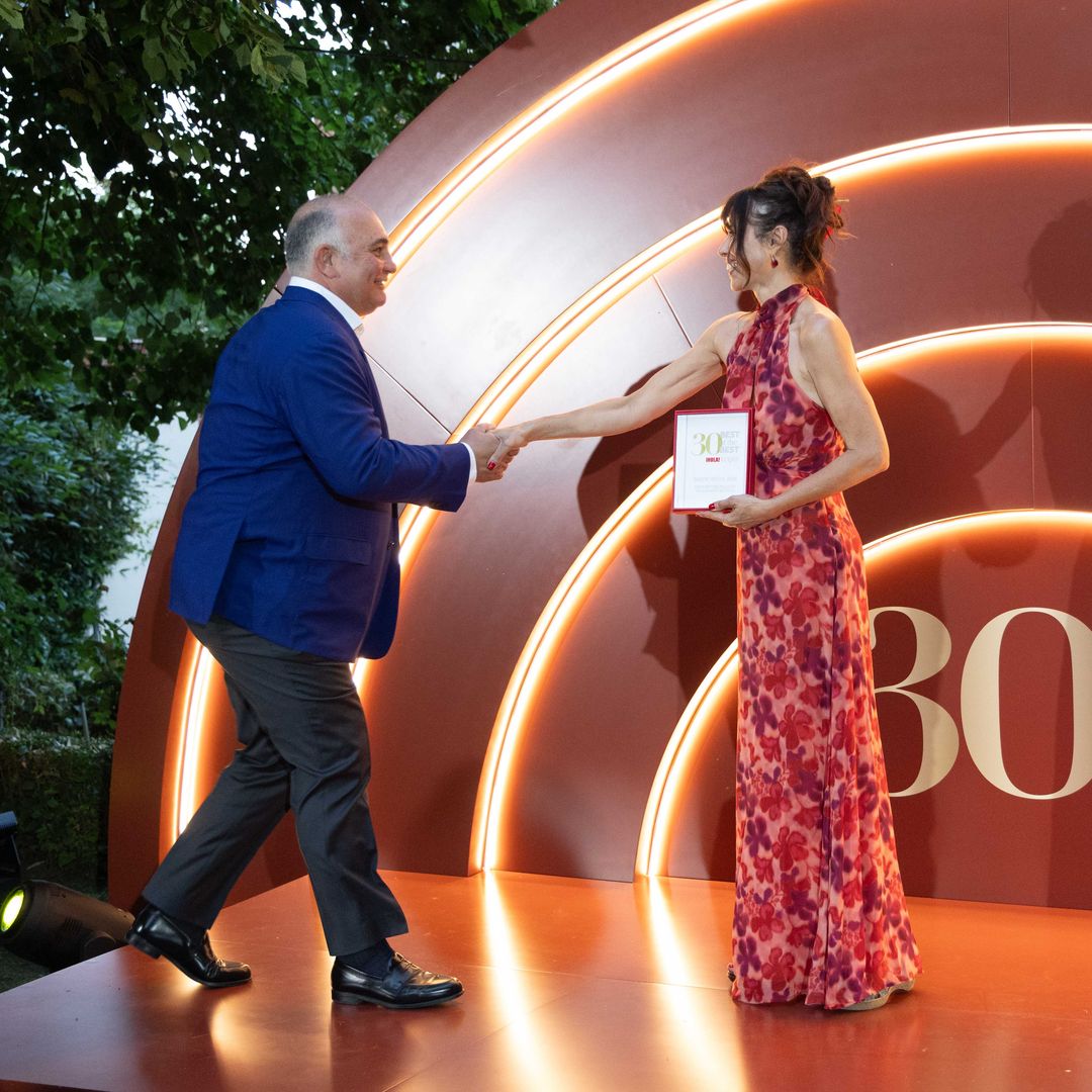 Minerva Piquero entrega el galardón a Miguel Ardid, presidente de CoolRooms Hotels, por CoolRooms Palacio Villapanés Sevilla