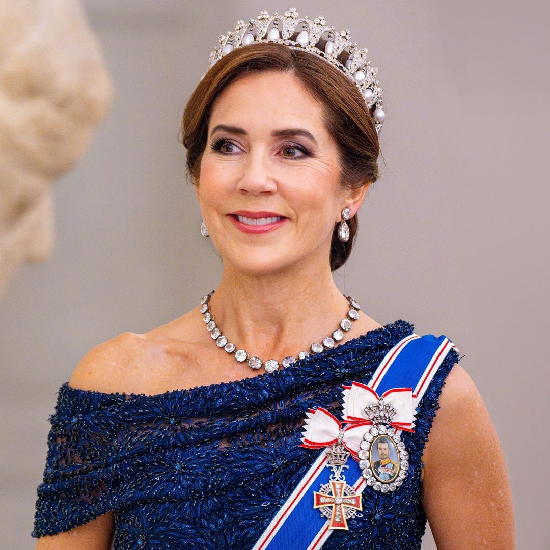 Nuestro experto analiza el estilo de gala de Mary de Dinamarca, que cumple 54 años: "Recuerda mucho a la reina Sofía"