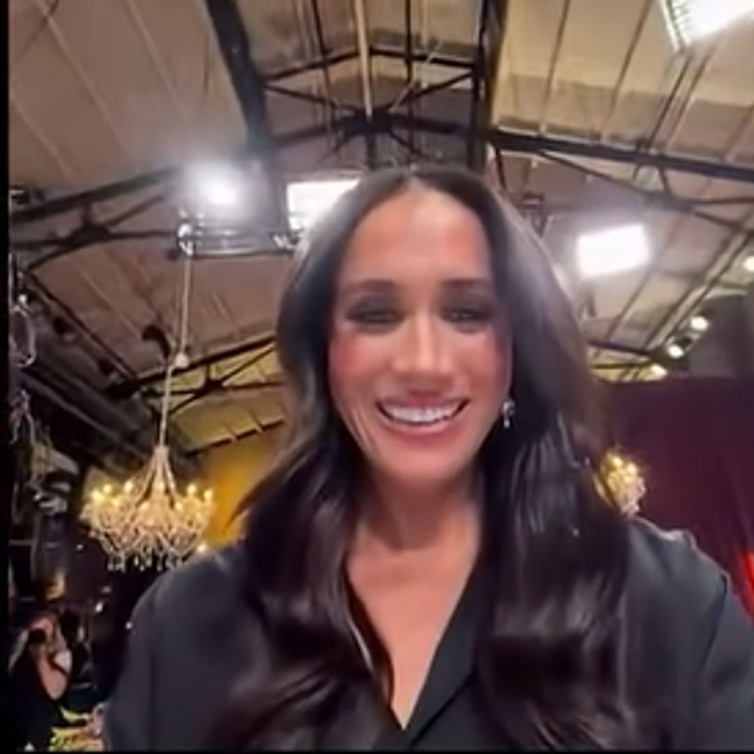 El príncipe Harry irrumpe por sorpresa en el debut televisivo de Meghan Markle con una divertida videollamada: "Hola, mi amor"