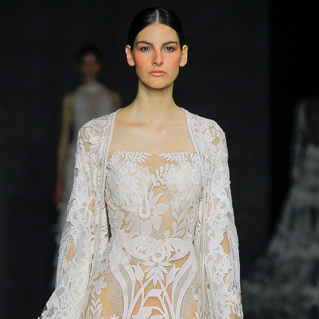Si eres una novia moderna, en la colección de Yolancris encontrarás el vestido de tus sueños
