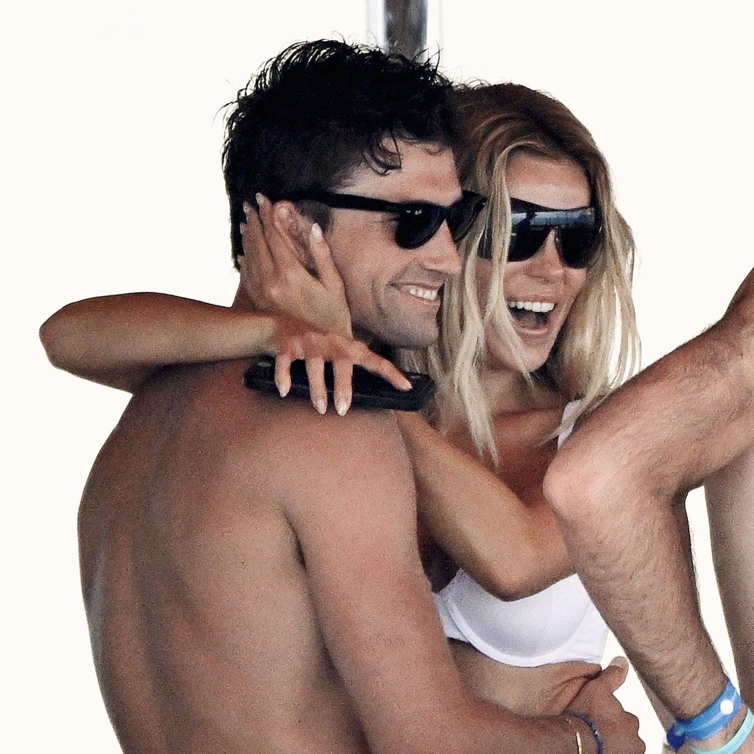 Brooks Nader abrazando al modelo Jack Lumsden