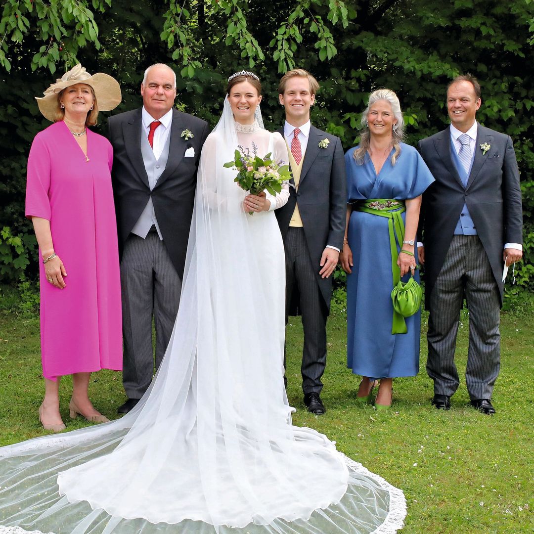 Los recién casados, Lukas von Lattorff y la condesa Marie Wilczek, con sus respectivos padres: los condes Katharina y Hans-Christian Wilczek (izquierda), y la princesa Tatiana de Liechtenstein y el conde Philipp von Lattorff (derecha)