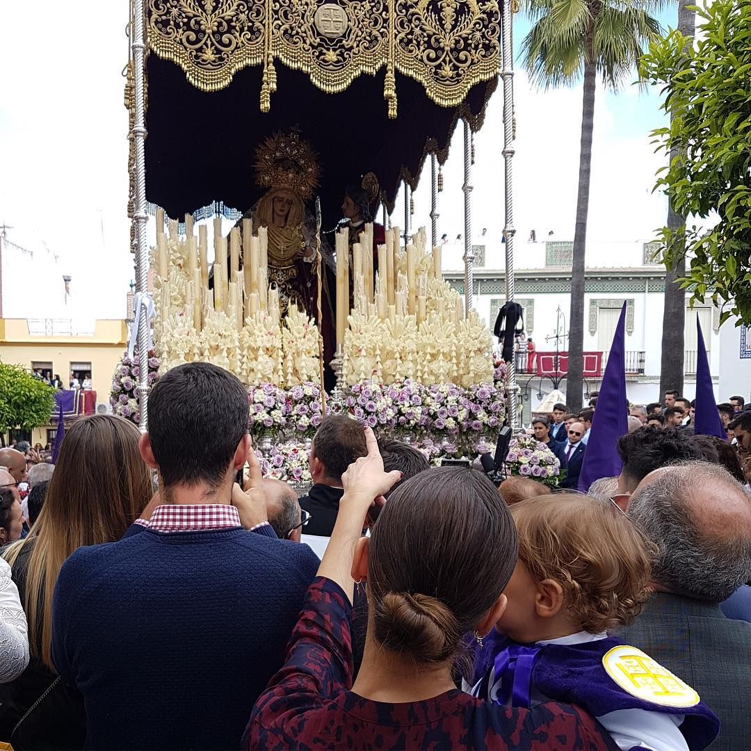 Eva González y su hijo Cayetano en una procesión de Mairena del Alcor, Sevilla