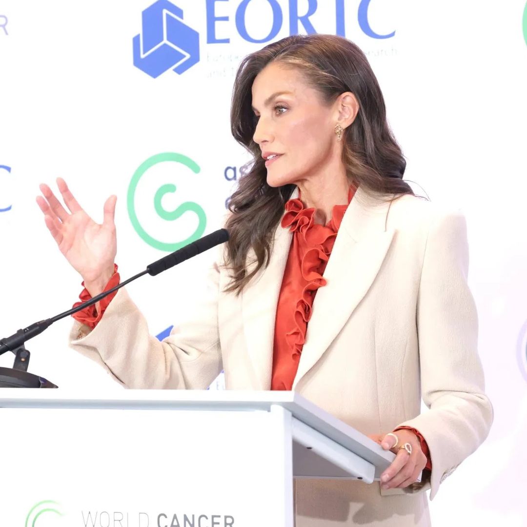 La reina Letizia rescata el combo infalible de sus años como princesa para dar la bienvenida al otoño en Bruselas: su truco para revitalizar un traje