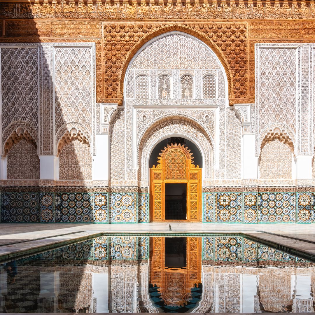 Patio del bellamente restaurado Ben Youssef Medersa, la escuela teológica más grande de Marruecos