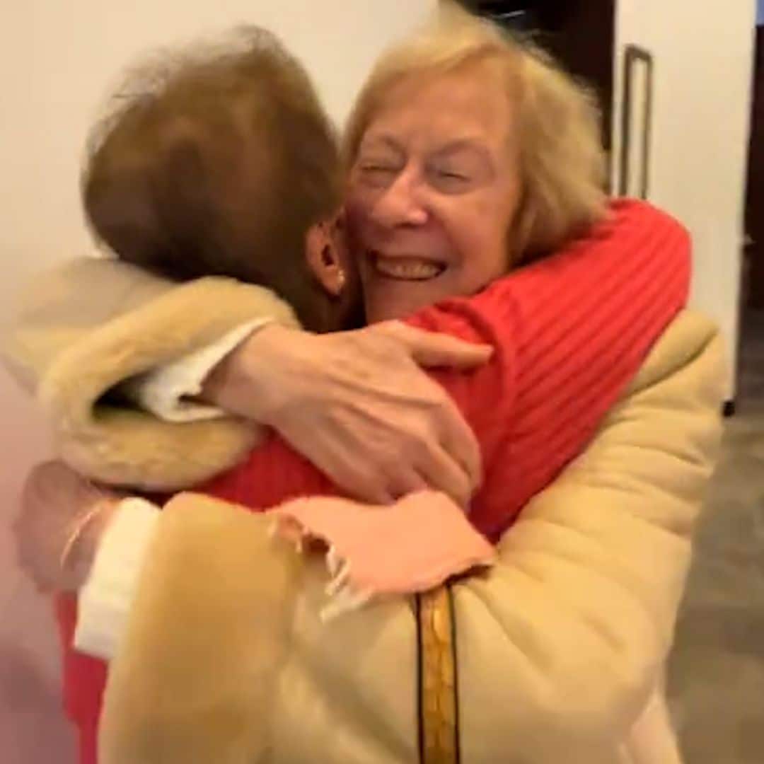 Dos amigas de juventud se reencuentran tras décadas sin verse y se funden en un emocionante abrazo