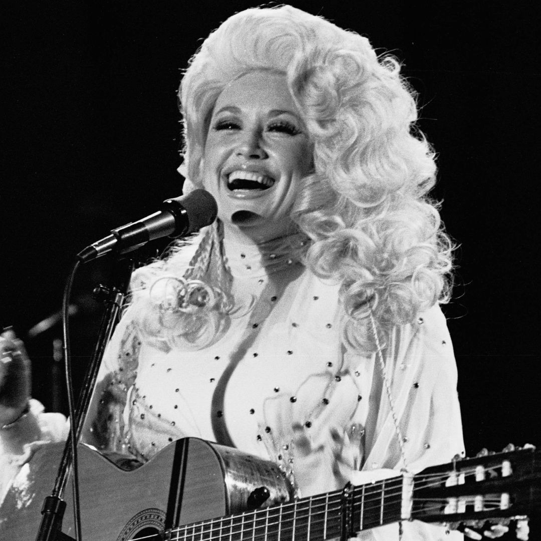 Así fue la extraordinaria infancia de Dolly Parton junto a sus 11 hermanos en una cabaña de dos habitaciones
