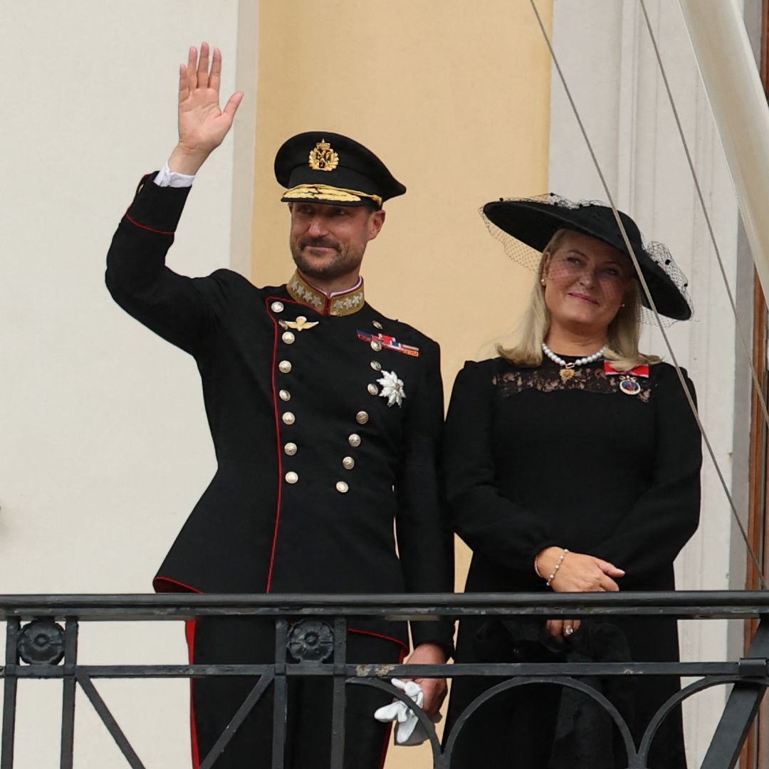 Haakon VIII y Mette-Marit conquistan el balcón de Palacio en su primer día como Reyes: lágrimas y una ovación para la nueva Corona noruega