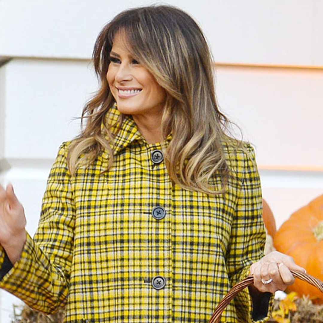 Melania Trump renueva su colección de abrigos caros con el estampado de las 'royals' británicas