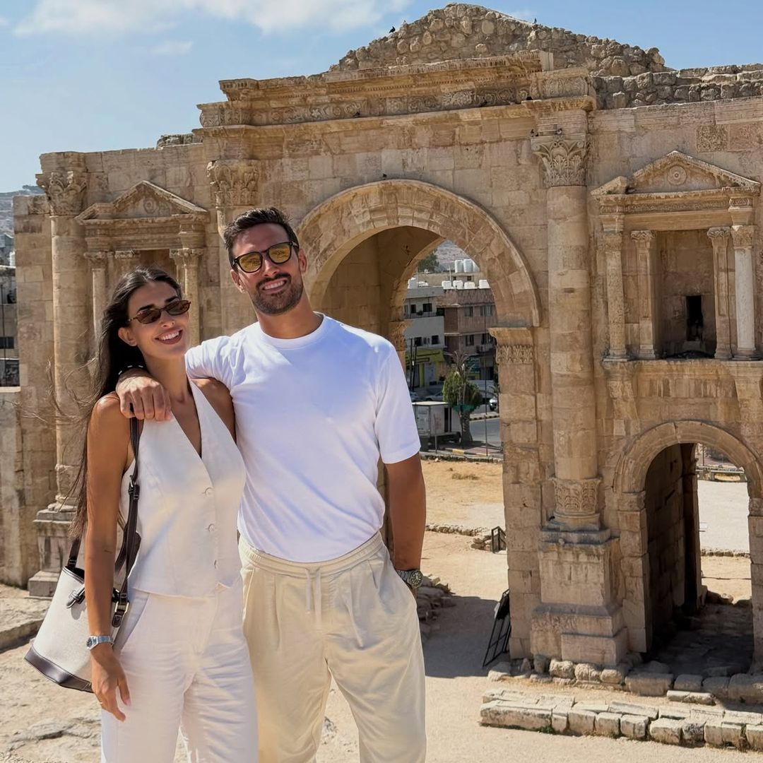 Lidia Torrent y Jaime Astraín en el Arco de Adriano de Jerash, Jordania.