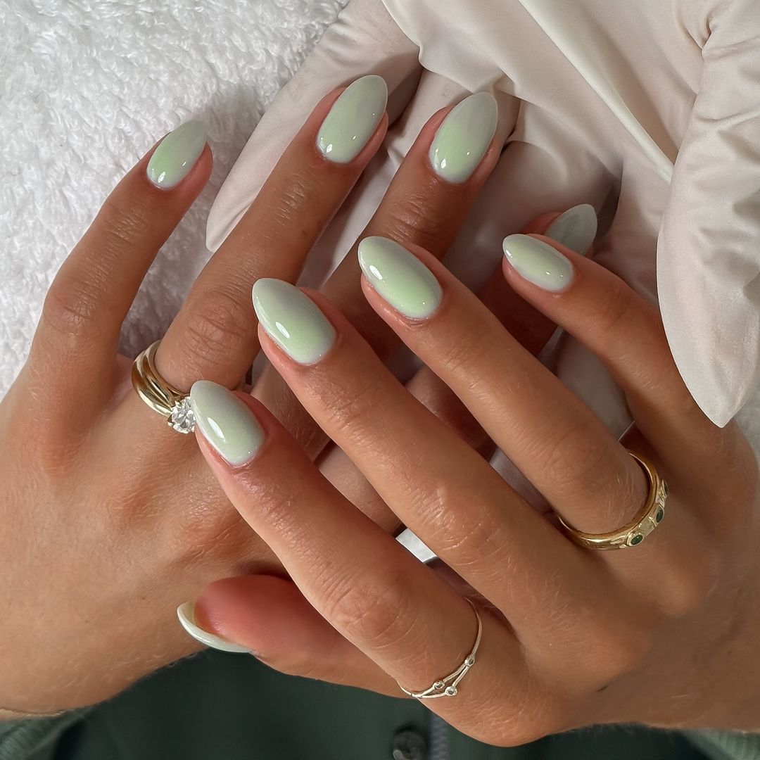 12 manicuras en verde menta con las que despedir el verano con un toque de color y frescura