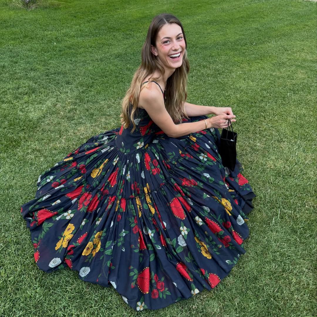 Tengo 10 bodas este verano y estas invitadas serán mi inspiración: flores en el pelo, tacones mini y vestidos muy estampados