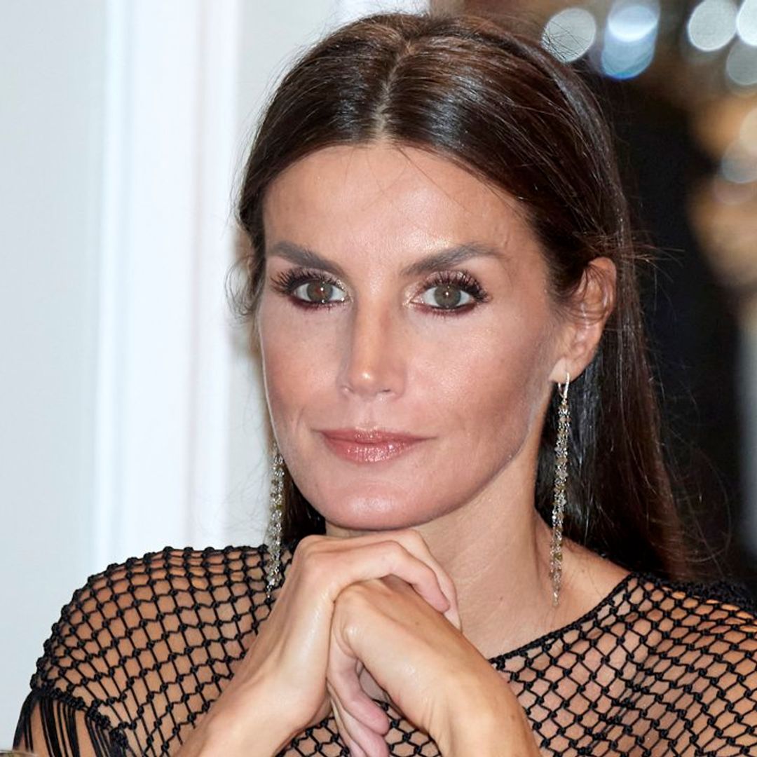 Doña Letizia se quita la mascarilla: los trucos de estilo y belleza de la Reina en tiempos de pandemia