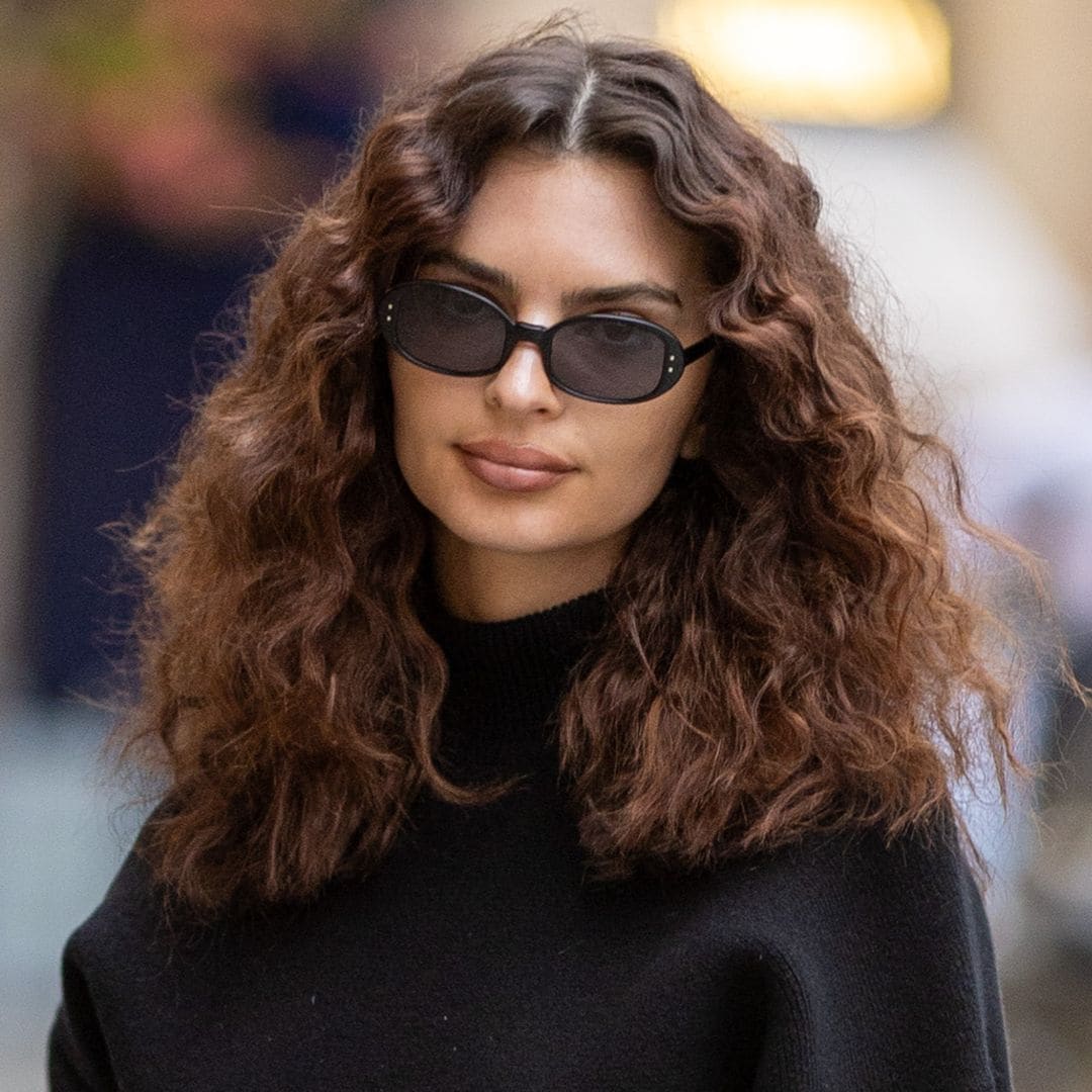 Emily Ratajkowski con el pelo rizado en París