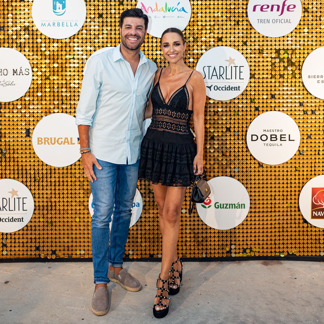 El look de concierto de Paula Echevarría en Marbella: minivestido ibicenco y sandalias de plataforma