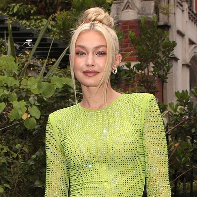 gigi hadid look invitada vestido neon mono desenfadado