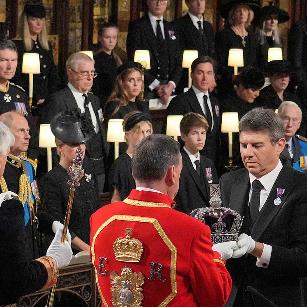 Así ha sido el emotivo momento en el que se ha retirado la corona, el cetro y el orbe del ataúd de Isabel II ante el rey Carlos