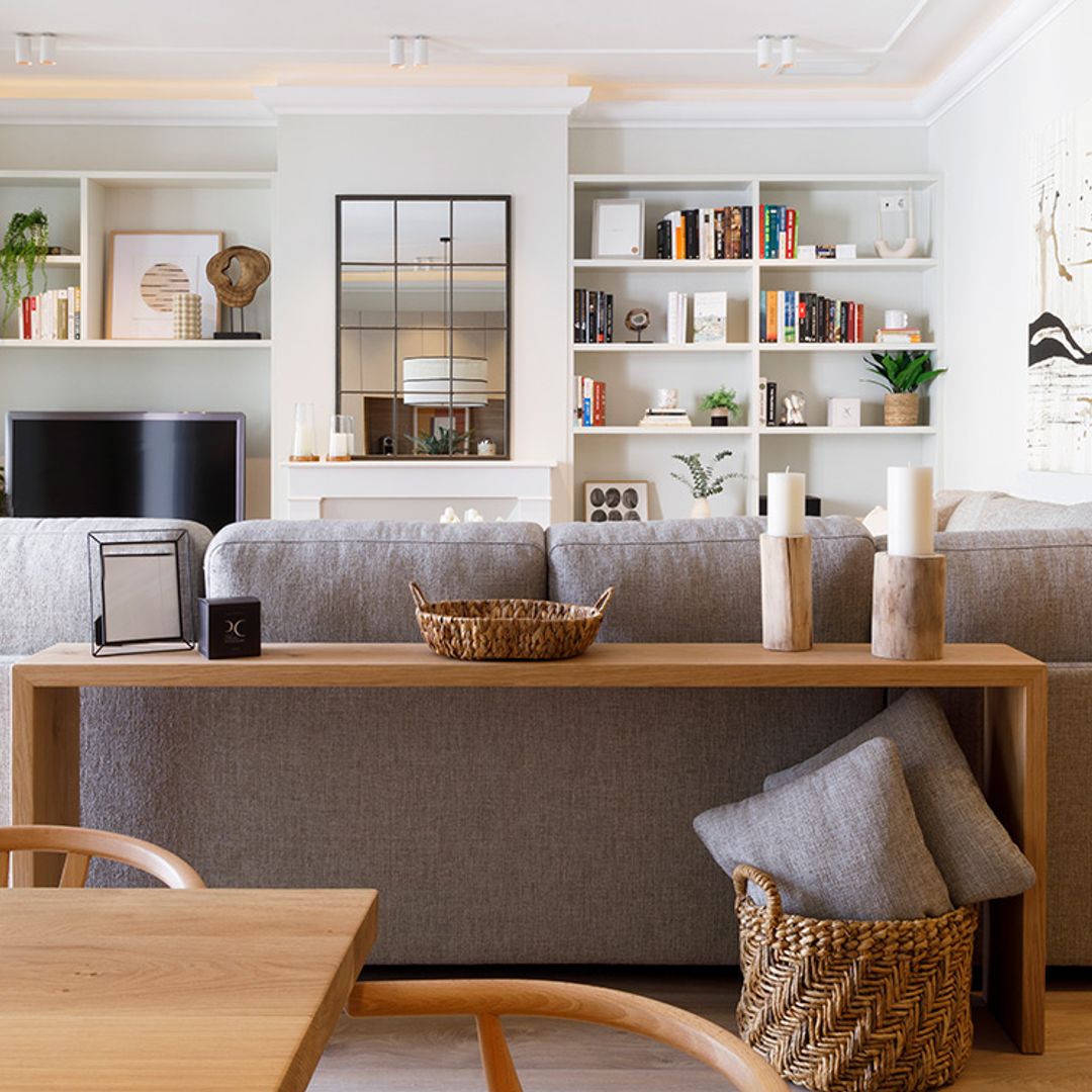 Muebles y otras soluciones para decorar la trasera de un sofá exento