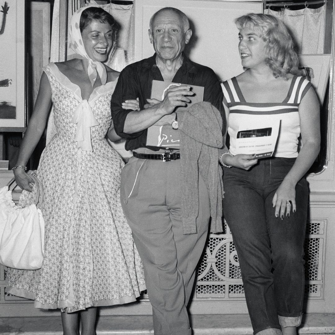 Pablo Picasso, con su hija Maya (a la derecha) y la actriz Vera Glouzot, en Cannes (Francia)