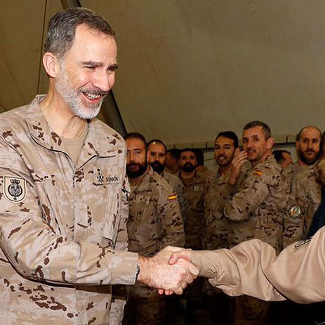 Visita sorpresa del rey Felipe a las tropas españolas en Irak en el día de su cumpleaños