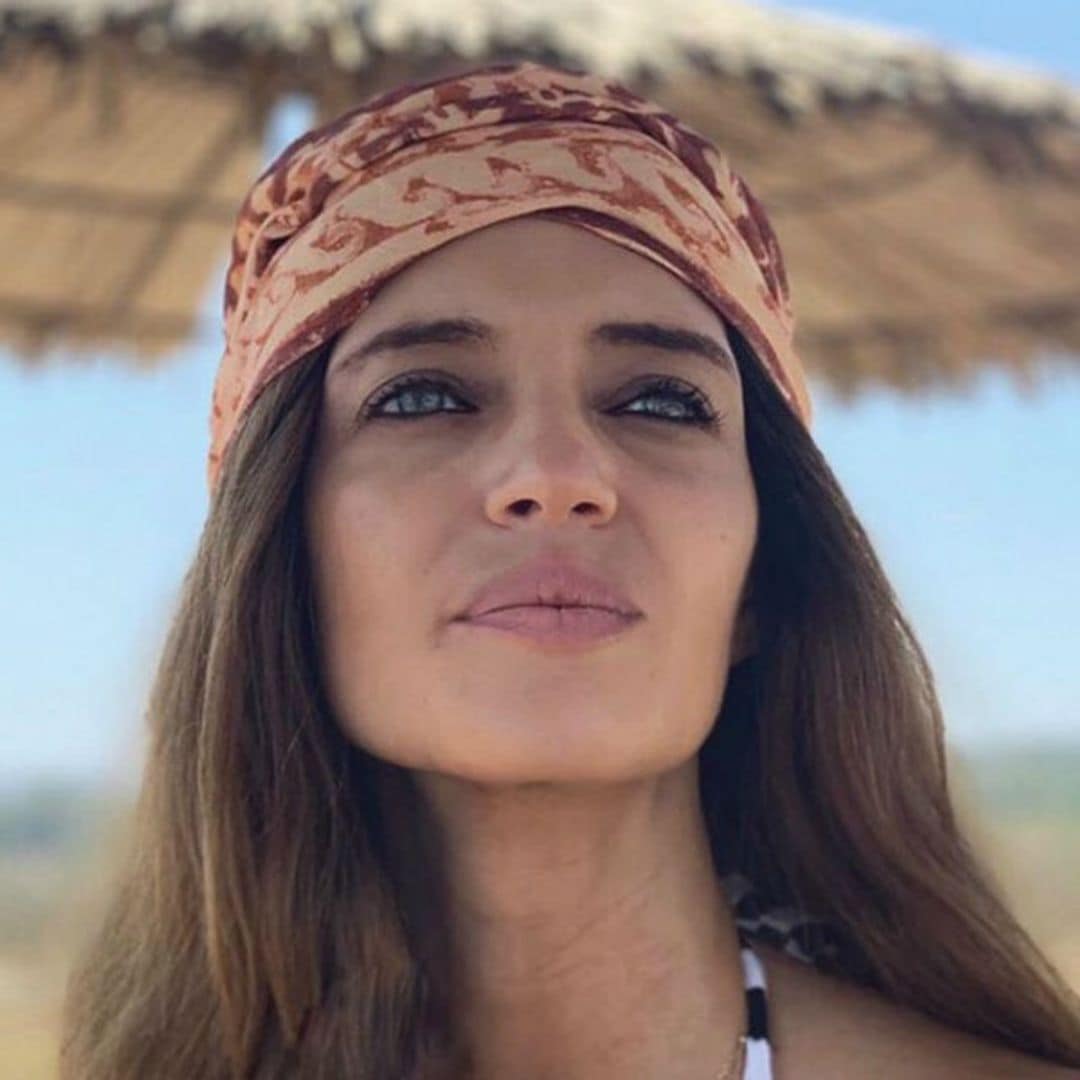 Sabemos dónde encontrar el bañador de rayas de Sara Carbonero