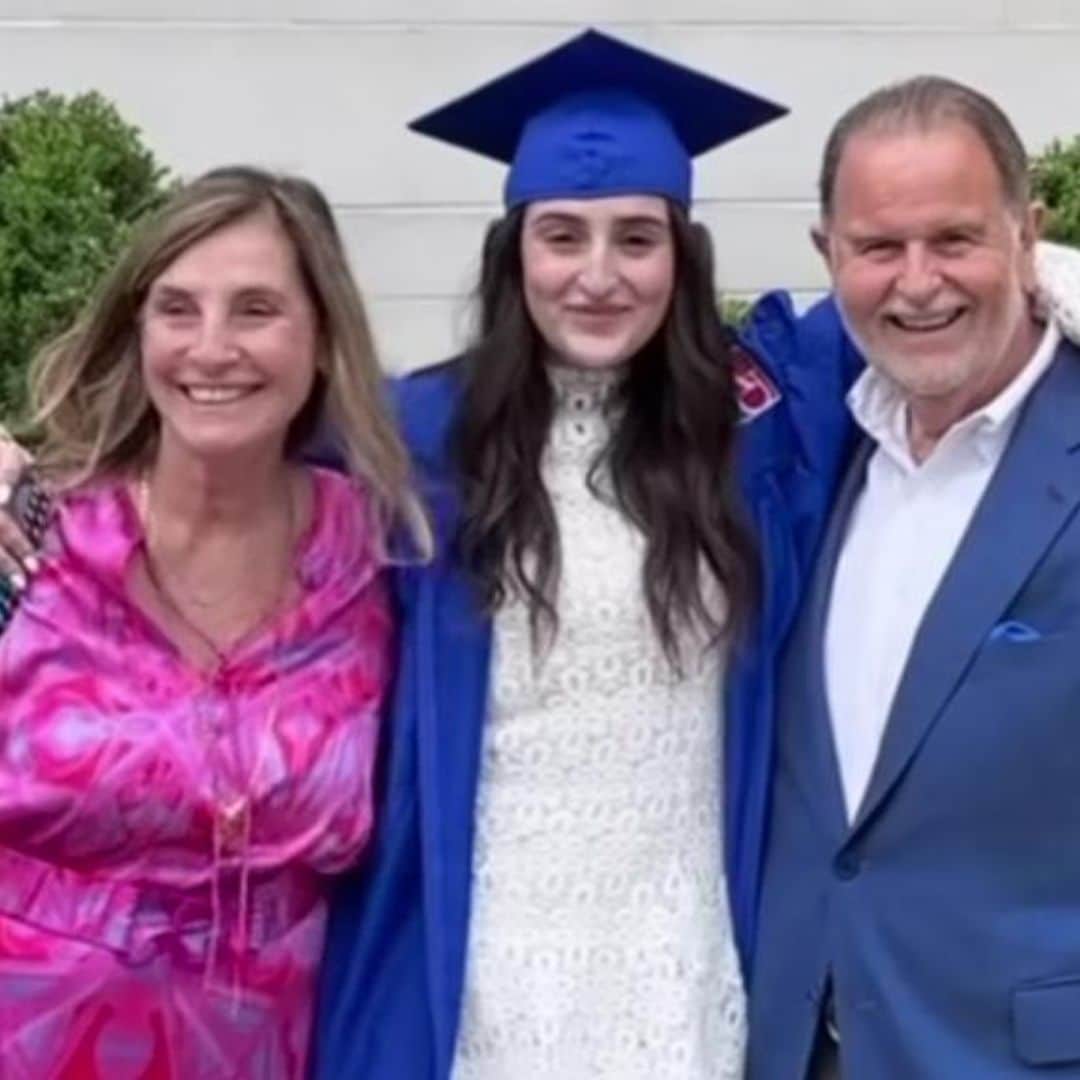 Mia, la hija de Raúl de Molina, celebra su graduación universitaria