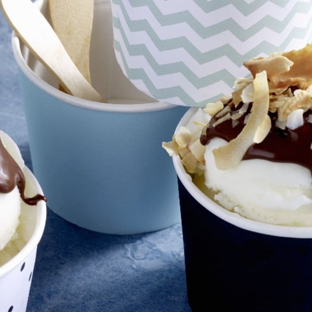 Helado de yogur con 'topping' de frutos secos, chocolate y fresas