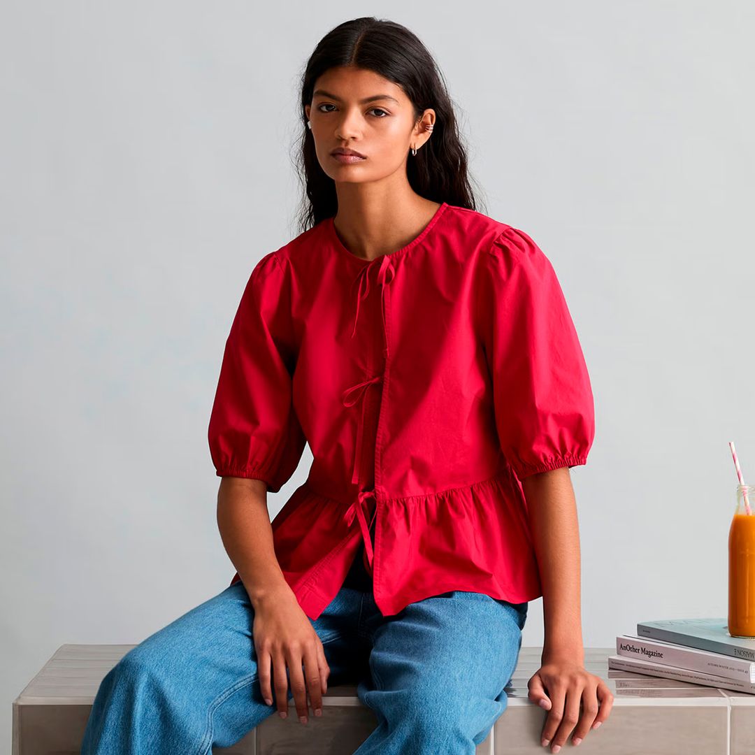 Hemos fichado la blusa más bonita de la primavera 2026: favorece a todas, potencia el moreno y eleva cualquier look